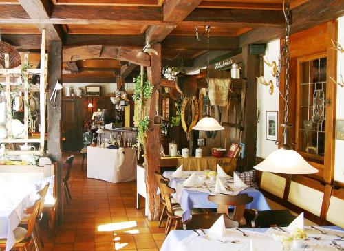 ein Restaurant mit Tischen und Stühlen in einem Zimmer in der Unterkunft Hotel Gasthof am Selteltor in Wiesensteig