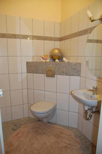 a bathroom with a toilet and a sink at Cityzimmer in Nettetal