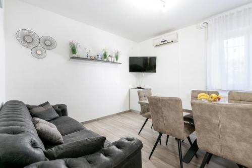 Apartments by the sea Arbanija, Ciovo - 11321
