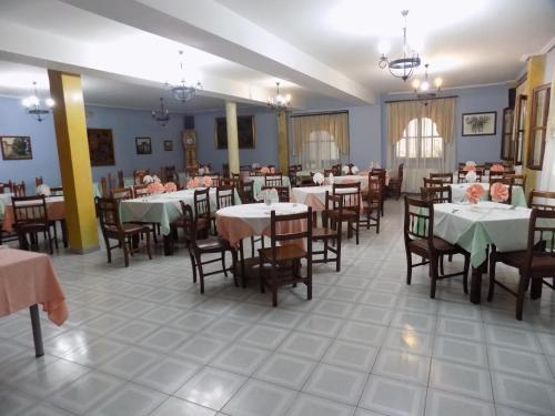 諾瓦萊斯的住宿－Posada La Ceña，一间用餐室,内设桌椅