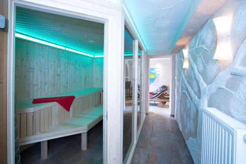 ザンクト・アンドレーアスベルクにあるFerienhaus Gottersitzの青い天井のサウナ付きの客室です。