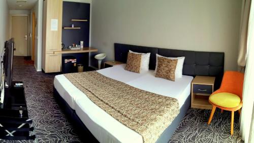 A bed or beds in a room at Merze Suite Konaklama