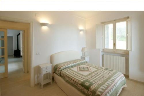 ファザーノにあるAppartamento Giardinelli - Valeのベッドルーム(ベッド1台、窓付)