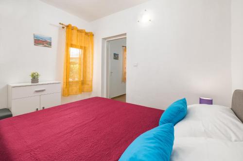 Studio Apartment Luciano in a Quiet Location with Parking and a Yard