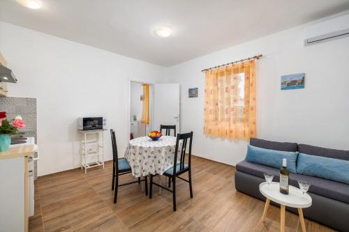 Studio Apartment Luciano in a Quiet Location with Parking and a Yard
