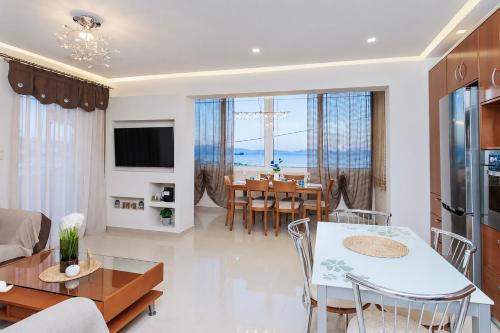 Anna's Seaside Apartment - In front of the beach
