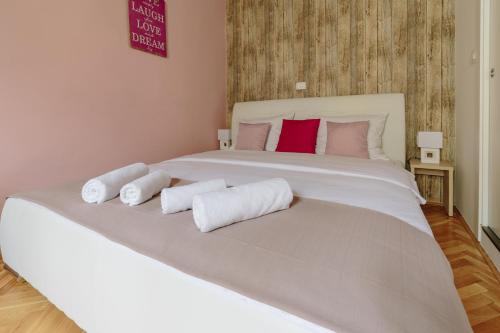 Una cama o camas en una habitación de Piranika