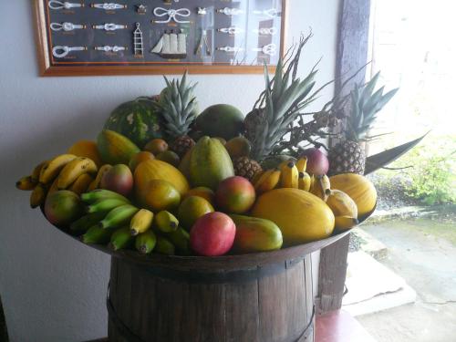 een grote fruitschaal op een tafel bij Pousada do Tesouro in Paraty