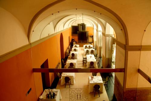 una vista sul soffitto di un ristorante con tavoli e sedie di Hotel Spa Martín el Humano a Segorbe