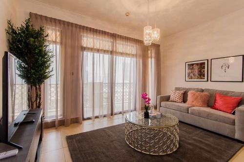 uma sala de estar com um sofá e uma mesa em Near Burj Khalifa & Dubai Mall - Zanzabeel em Dubai