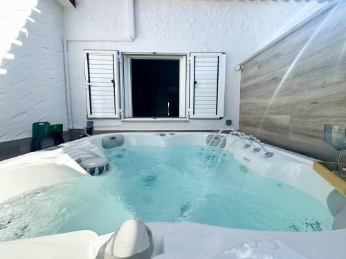 Oasis Beach ll - Your Private Retreat with Jacuzzi
