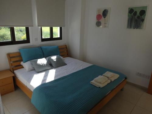 een slaapkamer met een bed met twee handdoeken erop bij Cy-Blue in Protaras