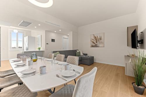 StayEasy Concordia - Skyline Penthouse, Downtown