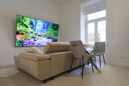 Oversize TV in Downtown