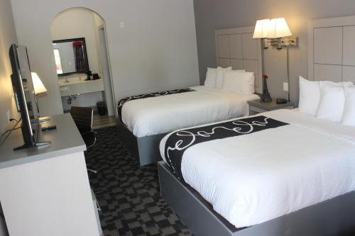 Кровать или кровати в номере Paris Inn & Suites