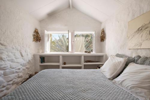 Un pat sau paturi într-o cameră la La Careza De Mijas - Adults Only