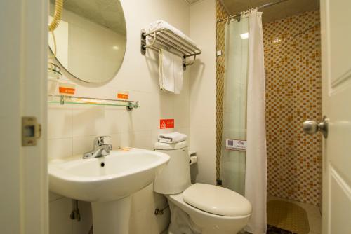 Bilik mandi di Home Inn Panjin Passenger Terminal