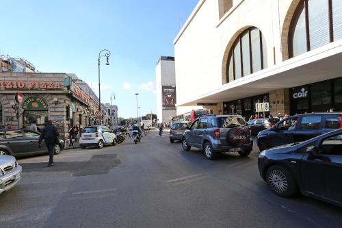 a busy city street filled with lots of cars at Hotel Chicago in Rome