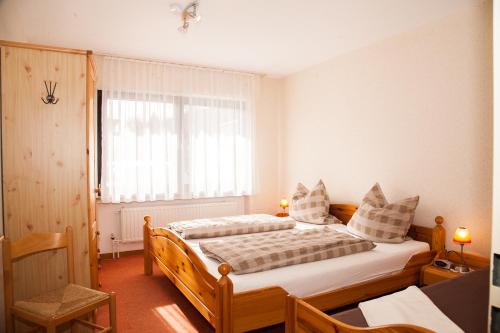 Schlafzimmer mit einem Bett und einem Fenster in der Unterkunft Haus Cristallo in Olsberg