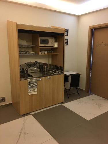 a kitchen with a stove and a microwave in a room at B&B La Casa di Klida in Minerbio