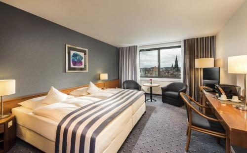 Ένα ή περισσότερα κρεβάτια σε δωμάτιο στο Maritim Hotel Ulm