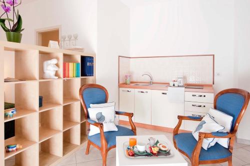 a kitchen with two chairs and a table in a room at A due Passi in Forte dei Marmi