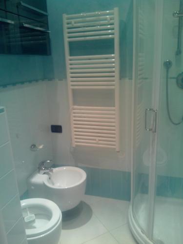 un bagno con wc, lavandino e doccia di Apartment Serena ad Alassio