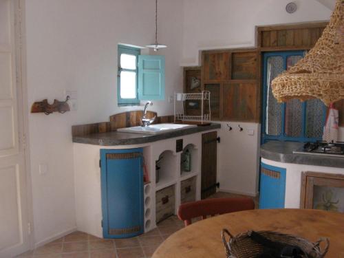 El Saltador Bajo的住宿－Casalado，厨房设有1个带游戏房的游戏厨房