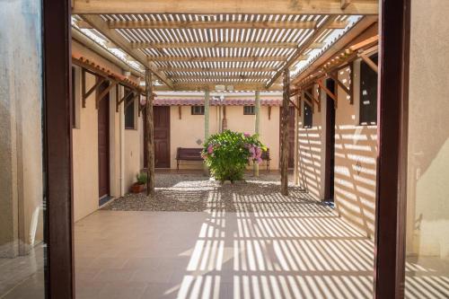 un pasillo interior de un edificio con toldo y una planta en Aparts Complejo Arinos en Aguas Dulces