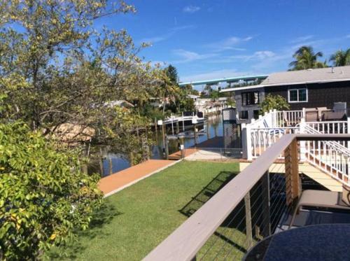 Vaade basseinile majutusasutuses Fort Myers Beach House-on a canal või selle lähedal