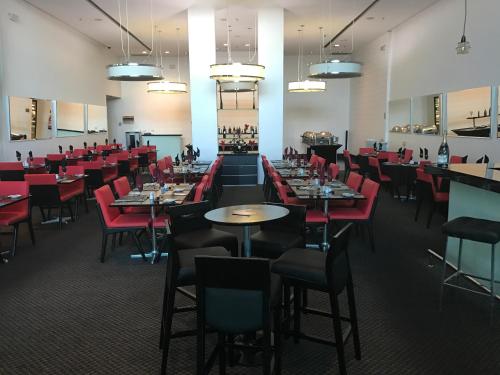 Un restaurante o sitio para comer en Mercure Macae