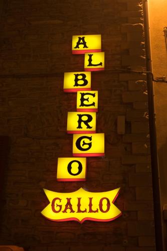 Albergo Ristorante Galloに飾ってある許可証、賞状、看板またはその他の書類