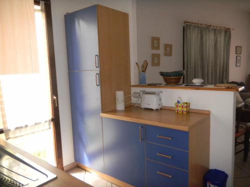 ヴィッラシミーウスにあるVilla Claudiaのキッチン(青い冷蔵庫、カウンター付)