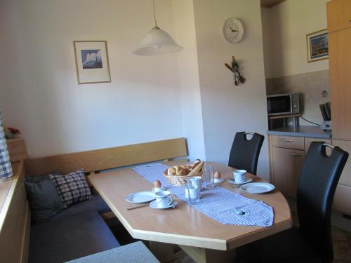 una mesa de madera con un plato de comida. en Lacknerhof, en Oberperfuss