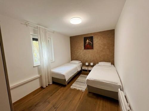 Apartment Pula - Central, 2-Bedroom, Walk to Arena, Free Parking