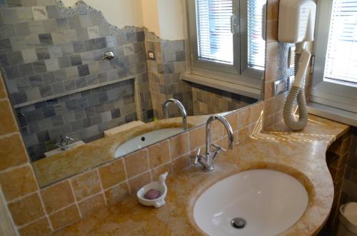 ミラノにあるForte Houseのバスルーム(洗面台付)、壁掛け電話