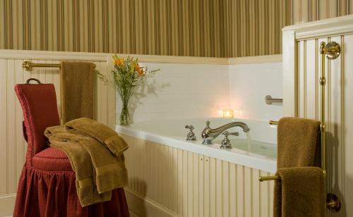 Bilik mandi di Berry Manor Inn
