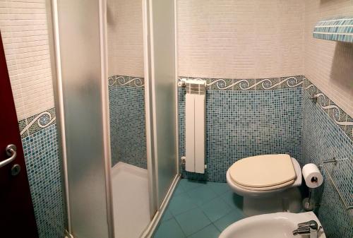 y baño con aseo y ducha. en Appartamento Giove, en Otranto