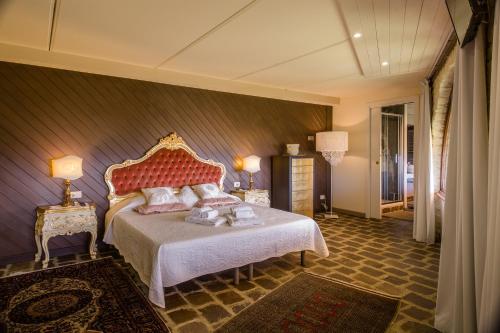 a bedroom with a king sized bed in a room at Villa La Foce in Castiglion Fiorentino