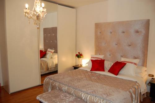 sypialnia z dużym łóżkiem i lustrem w obiekcie Casa del Bernini w mieście San Quirico dʼOrcia