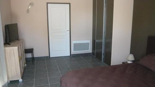 Televisyen dan/atau pusat hiburan di Chambres d'hôtes, B&B climatisées LA BORRELLIENNE