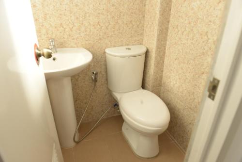 A bathroom at Globetrotter Inn - Palawan Inc.