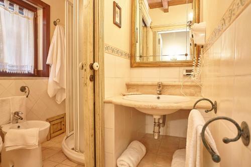 a bathroom with a sink and a mirror at Locanda del Gagini in Palermo