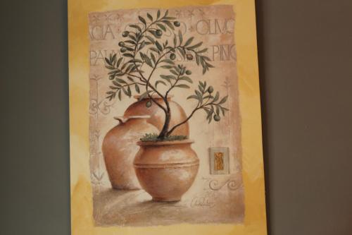 a painting of a vase with a tree in it at Hostal-Restaurante Fogón de Gredos in Guisando