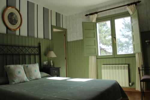 Postel nebo postele na pokoji v ubytování Hostal-Restaurante Fogón de Gredos