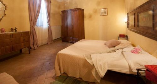 a bedroom with two beds and a bathroom with a sink at Fattoria Poggio Capponi in Montespertoli
