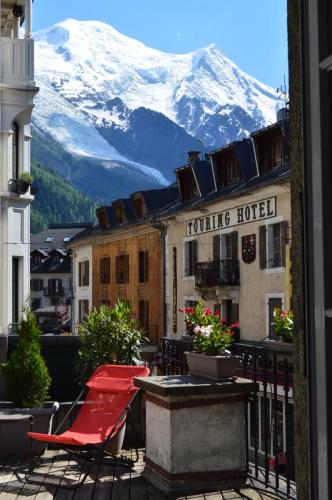 - un balcon offrant une vue sur une montagne enneigée dans l'établissement Villa Léon, à Chamonix-Mont-Blanc