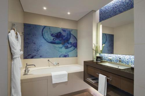 Bathroom sa Capital Centre Arjaan by Rotana