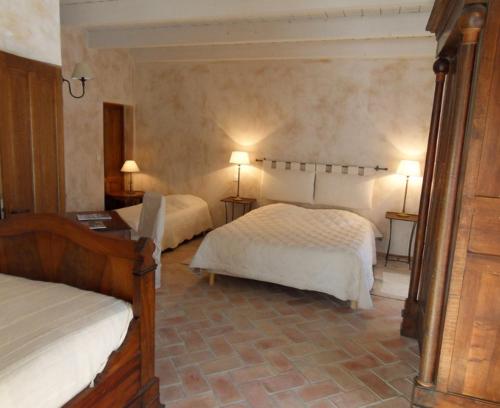 een hotelkamer met twee bedden en twee lampen bij Le Côté d'Elle in Niozelles