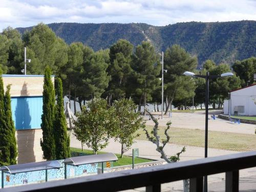 Blick auf einen Park mit Bäumen und einen Parkplatz in der Unterkunft Hostal Rodes in Mequinenza